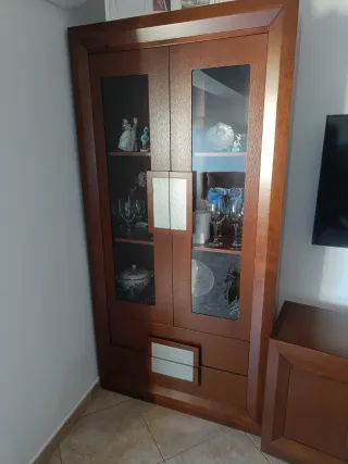 Vitrina de salón de madera y cristal