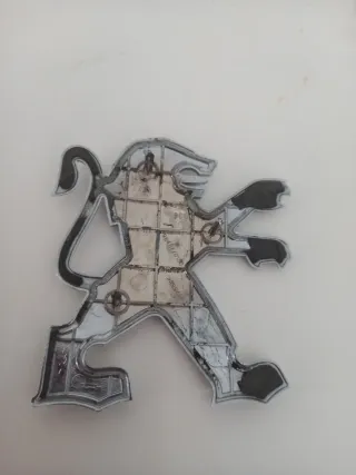 Logo Peugeot León Cromado