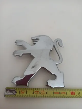 Logo Peugeot León Cromado