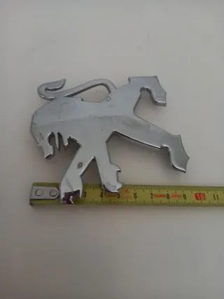 Logo Peugeot León Cromado