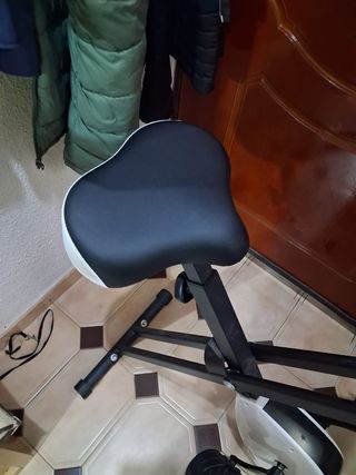 Bicicleta Estática Negra y Blanca