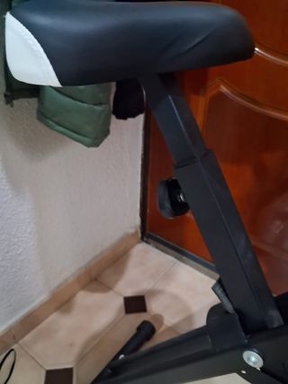 Bicicleta Estática Negra y Blanca