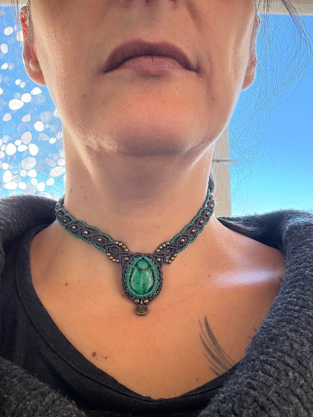 Gargantilla macramé con piedra verde