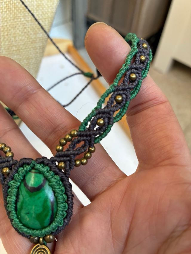 Gargantilla macramé con piedra verde