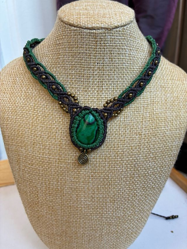 Gargantilla macramé con piedra verde