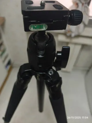 Trípode negro con nivel de burbuja