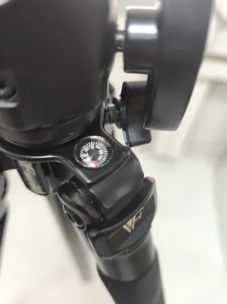 Trípode negro con nivel de burbuja