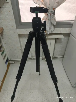 Trípode negro con nivel de burbuja