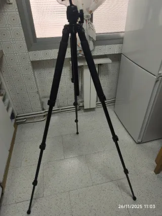 Trípode negro con nivel de burbuja