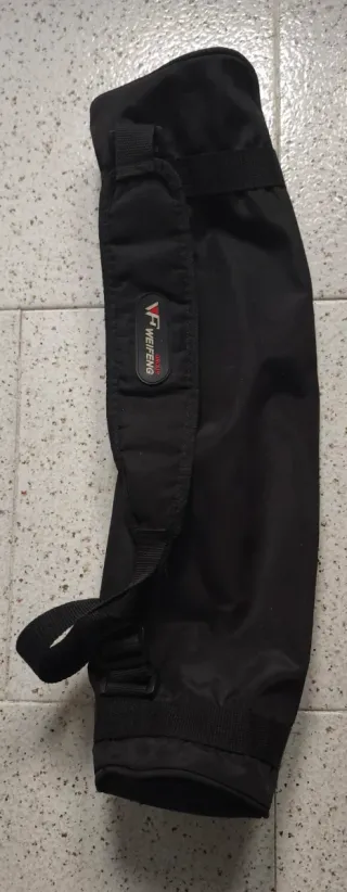 Trípode negro con nivel de burbuja