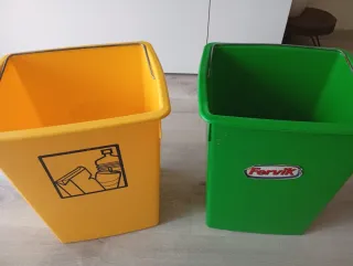 Due bidoni di riciclaggio (giallo e verde)