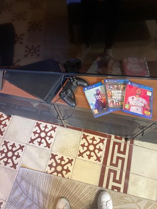 PS4 (PlayStation 4) con 3 juegos