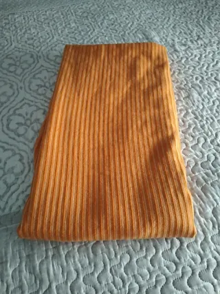 Colcha naranja de tela tipo jarapa