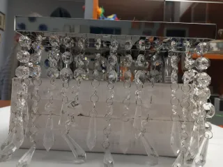 Lampada da parete in metallo con cristalli