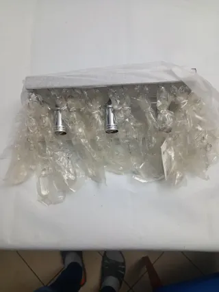 Lampada da parete in metallo con cristalli