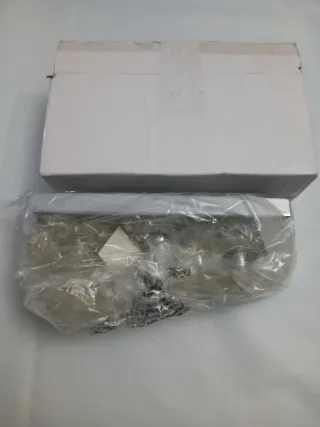 Lampada da parete in metallo con cristalli