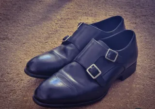 Zapatos de vestir negros con hebillas