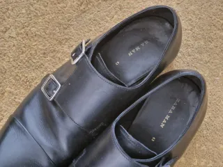 Zapatos de vestir negros con hebillas