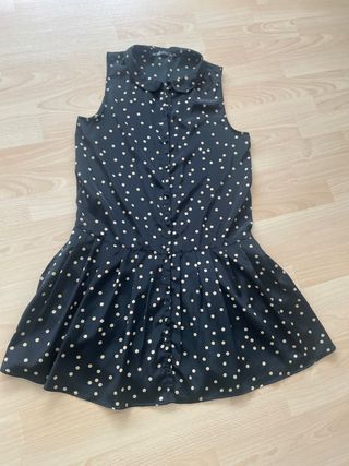 Vestido negro con lunares beige sin mangas de Zara