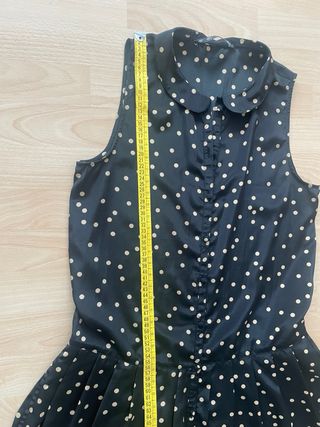 Vestido negro con lunares beige sin mangas de Zara