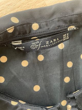 Vestido negro con lunares beige sin mangas de Zara