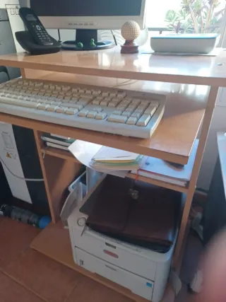 Mesa de ordenador de madera  54 ancho, 60 largo.