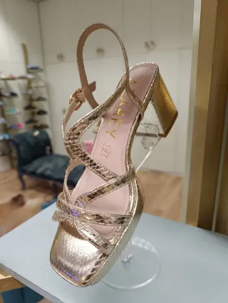 Sandalia fiesta dorada tacón