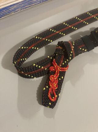 Cinturón de escalada con nudo y hebilla