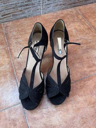 Zapatos de tacón alto abiertos negros