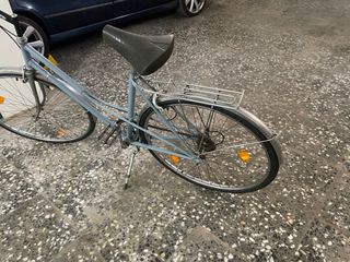 Bicicleta de paseo clásica azul