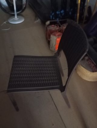 Silla de plástico duro marrón