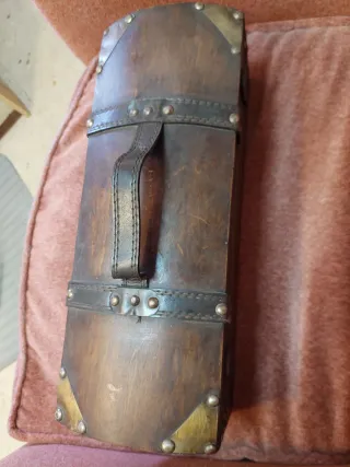 Baúl de madera marrón, con adornos dorados