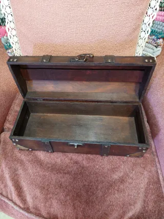 Baúl de madera marrón, con adornos dorados