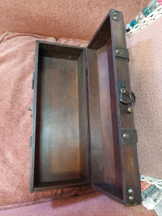 Baúl de madera marrón, con adornos dorados