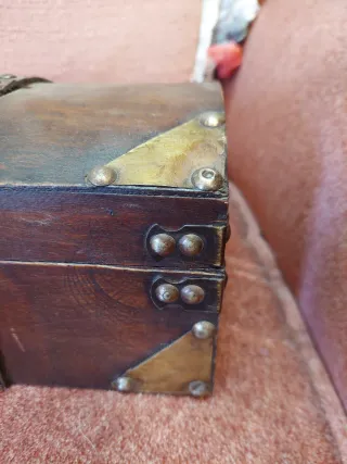 Baúl de madera marrón, con adornos dorados