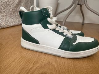 Zapatillas deportivas altas verdes y blancas