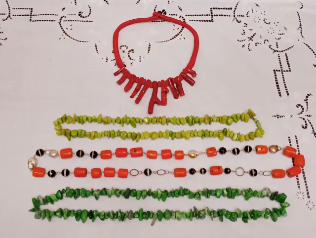 Collane pietre dure verdi e rosse