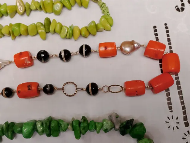 Collane pietre dure verdi e rosse