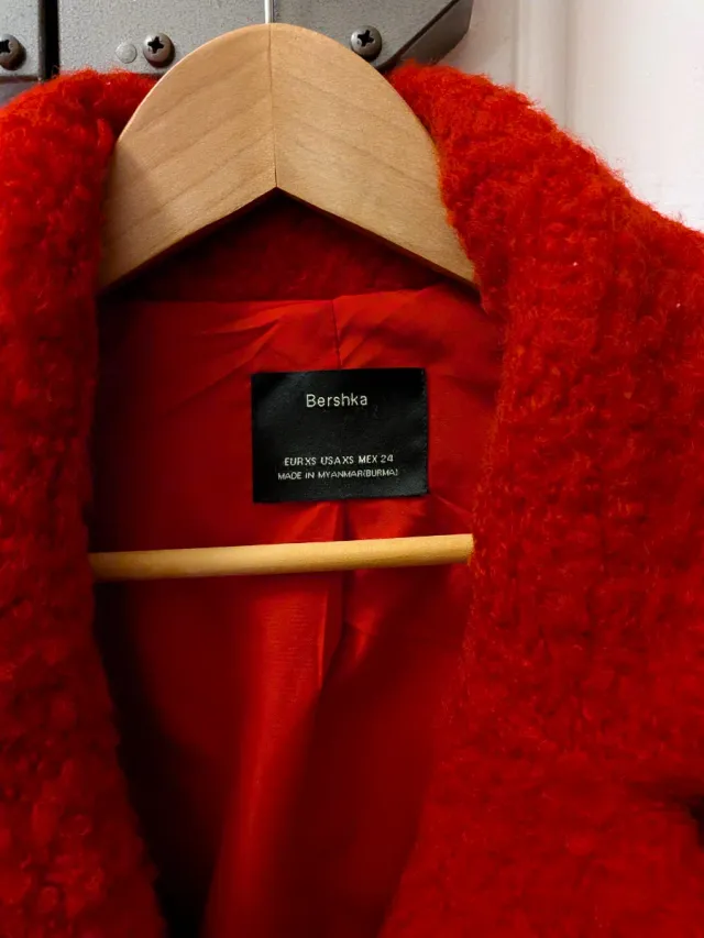 Abrigo Bershka Rojo Talla M