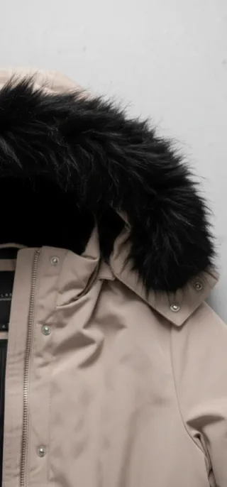Abrigo beige con capucha y pelo