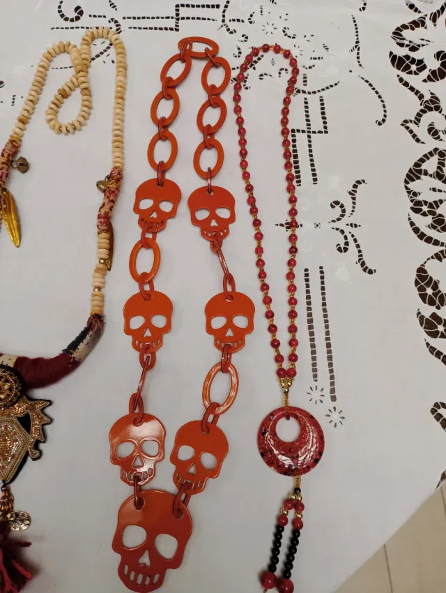 Collane lunghe multicolor e arancioni