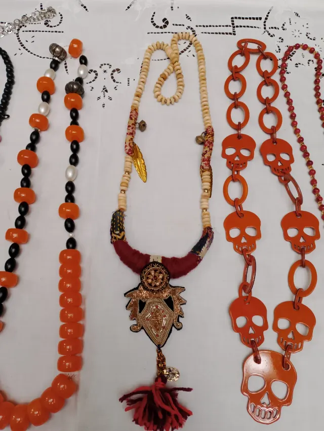 Collane lunghe multicolor e arancioni