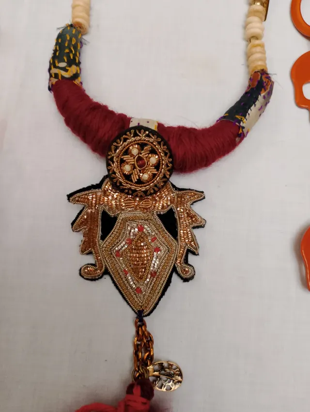 Collane lunghe multicolor e arancioni