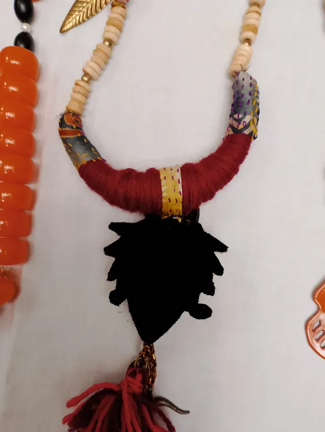 Collane lunghe multicolor e arancioni