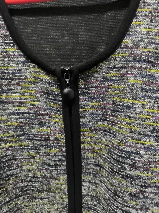 Rebeca mujer gris y multicolor