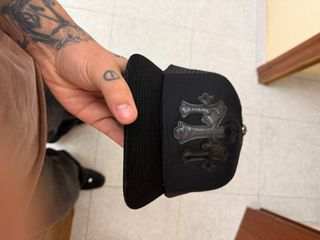 Gorra Negra con Diseño de Cruz