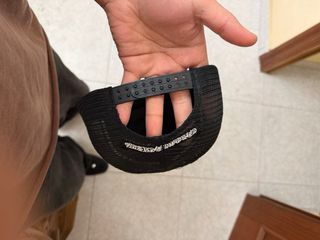 Gorra Negra con Diseño de Cruz