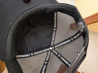 Gorra Negra con Diseño de Cruz