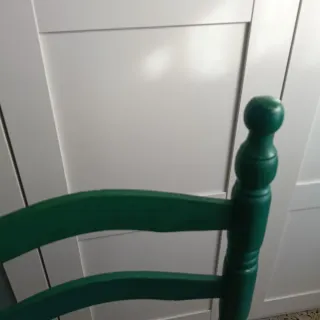 Silla de madera verde con asiento de yute