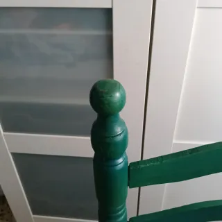 Silla de madera verde con asiento de yute